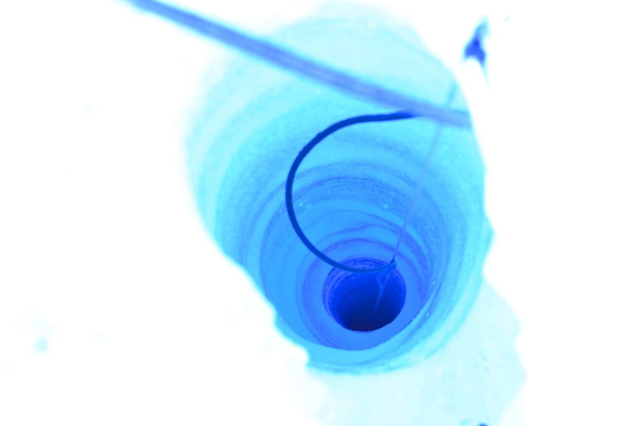 What happens hundreds of meters below the surface of the glacier Kongsvegen?