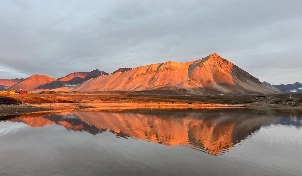 Sunset in Ny-Ålesund. Picture by Fieke Rader